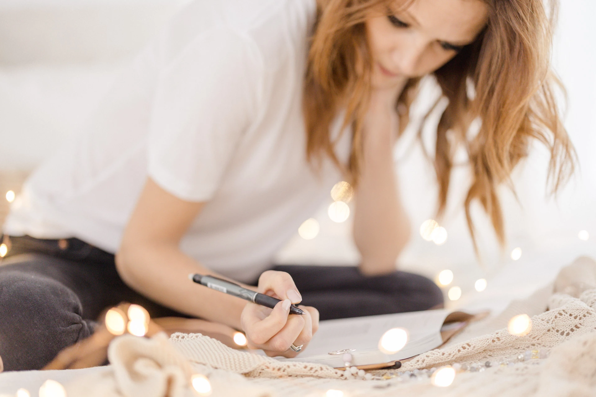 main poignet geste gris